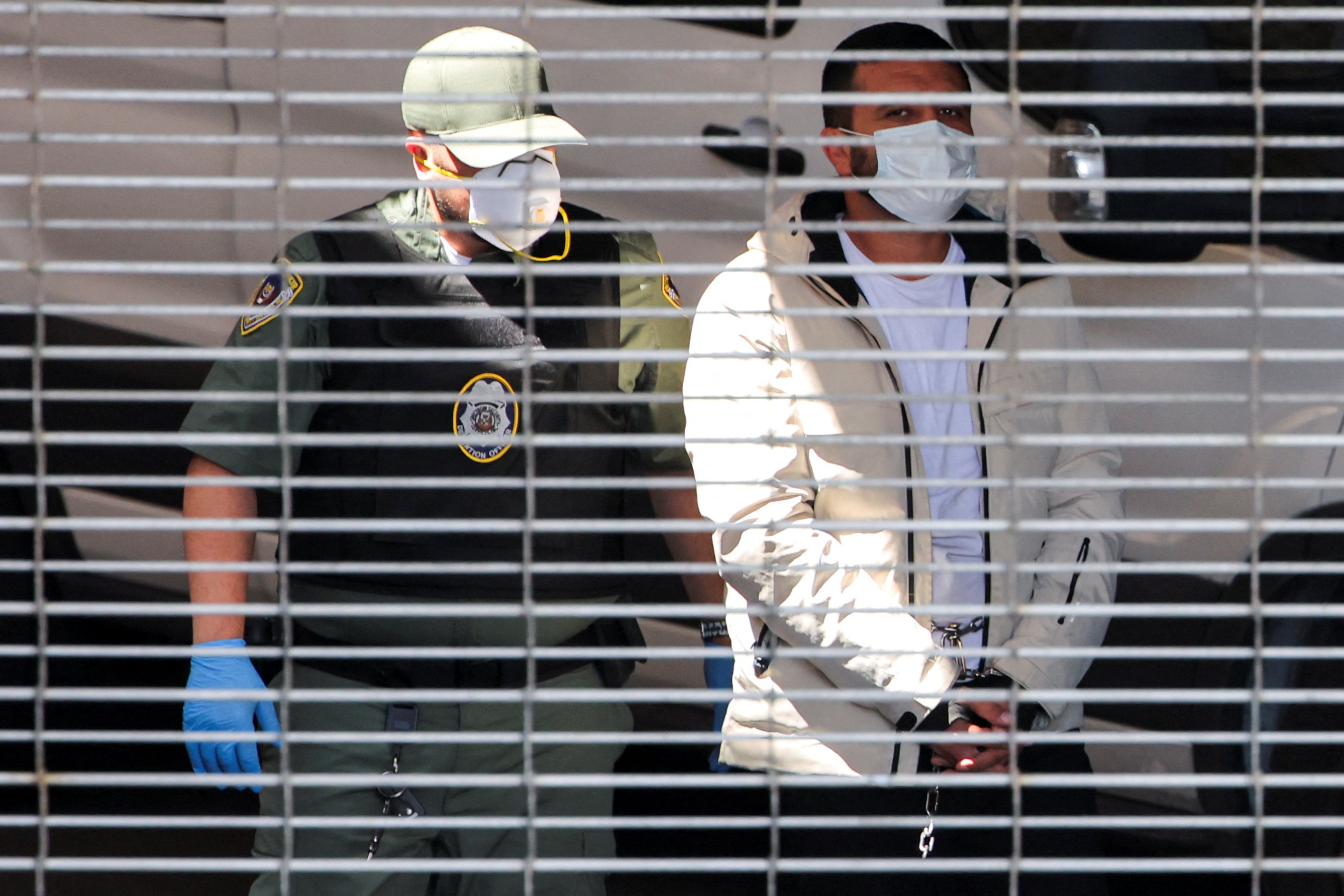 Nove taktike koje su savezni agenti rasporedili unutar i izvan imigracijskih dvorišta dio su tekućeg napora Trumpove administracije da izvrši svoje obećanje o masovnim deportacijama