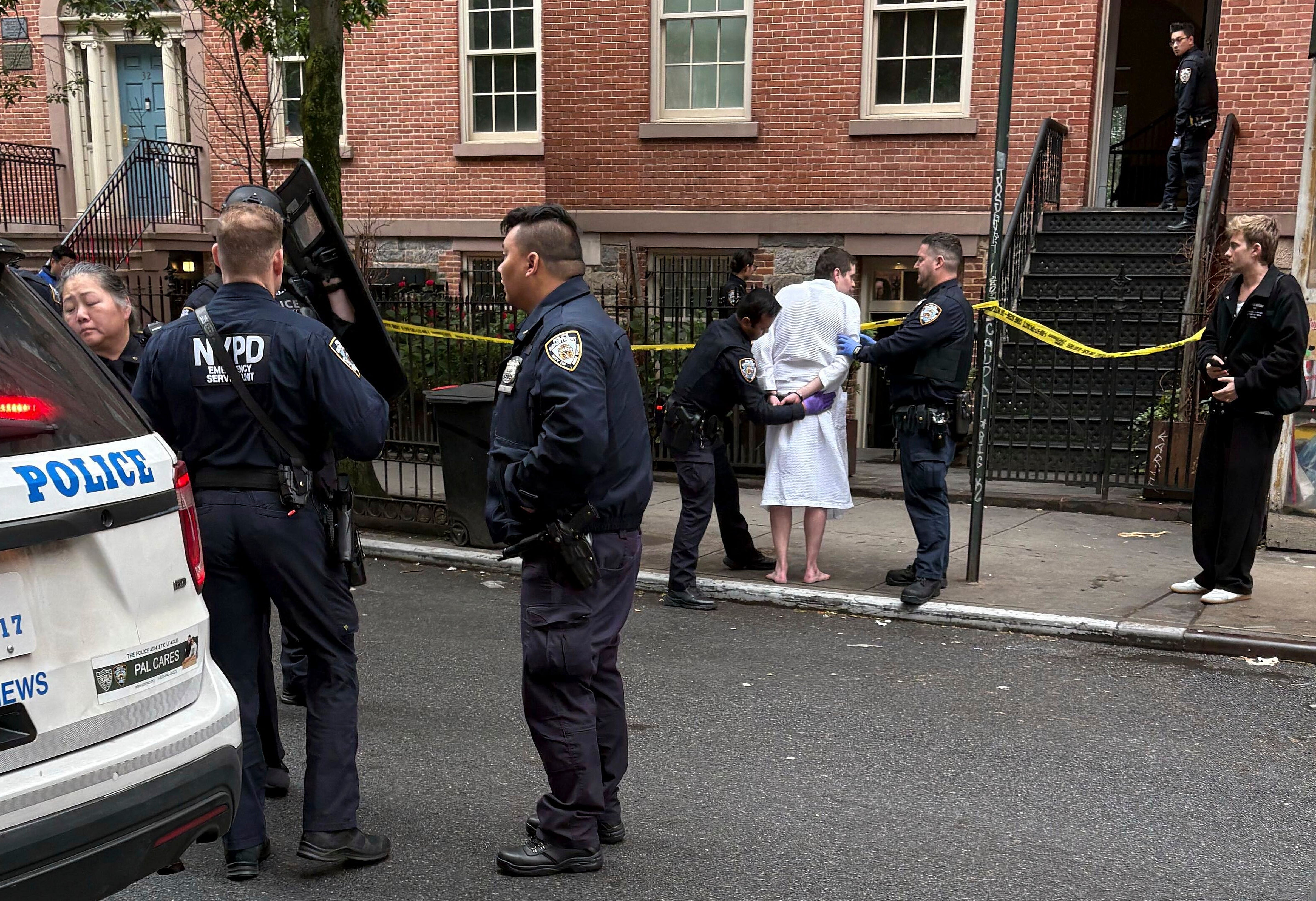 Njujorški policajci uhićeni Johna Woeltza, u petak, 23. svibnja 2025., u New Yorku, koji je optužen za otmicu, napad i držanje muškarca protiv njegove volje nekoliko tjedana u vrhunskoj gradskoj kući na Manhattanu