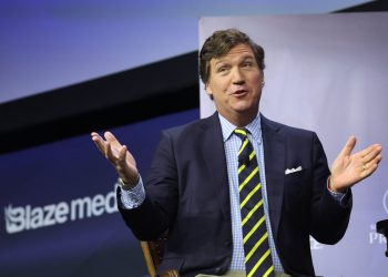 Mark Levin bijesi kod bivšeg kolega Fox Tucker Carlson, kao nasilje Maga-on-Maga izbija: “Mali b*zvijezda!”