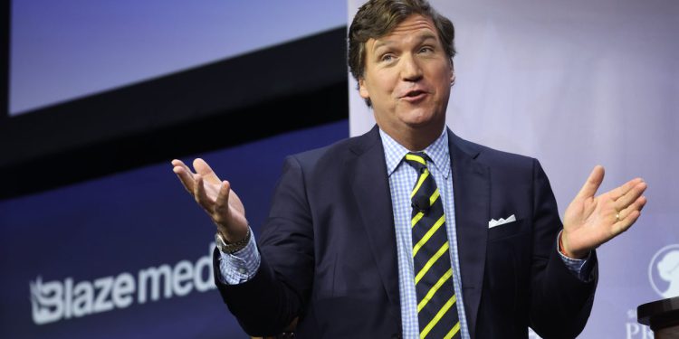 Mark Levin bijesi kod bivšeg kolega Fox Tucker Carlson, kao nasilje Maga-on-Maga izbija: “Mali b*zvijezda!”
