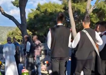 Masovno se dijeli izvedba Vucinog hita na posljednjem ispraćaju. Iza svega stoji vrlo tužna priča