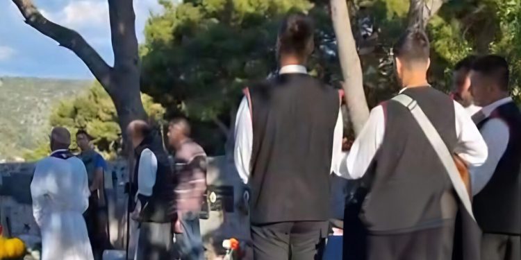 Masovno se dijeli izvedba Vucinog hita na posljednjem ispraćaju. Iza svega stoji vrlo tužna priča