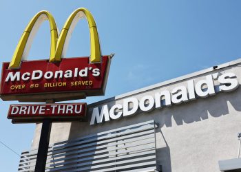 McDonald’s vidi svoj najveći pad prodaje od pandemije dok se kupci plaše ekonomije povuku se na potrošnju