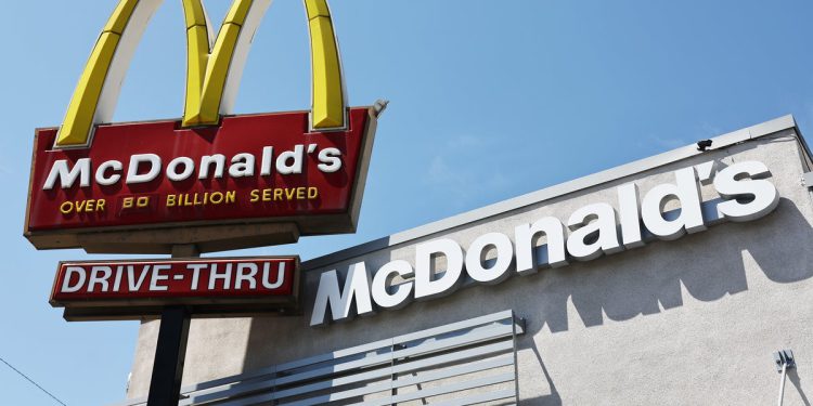 McDonald’s vidi svoj najveći pad prodaje od pandemije dok se kupci plaše ekonomije povuku se na potrošnju