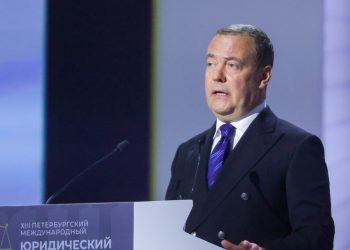Medvedev sugerira razlog zbog kojeg Zelensky želi trosmjerni Trump-Putin sastanak-RT Rusija i bivši Sovjetski Savez