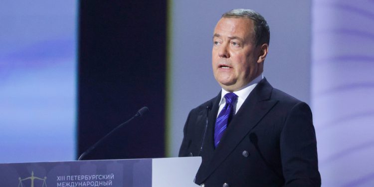 Medvedev sugerira razlog zbog kojeg Zelensky želi trosmjerni Trump-Putin sastanak-RT Rusija i bivši Sovjetski Savez