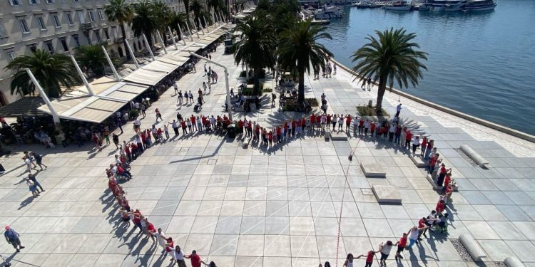 Milenijska fotografija Šime Strikomana „Iz ljubavi – naših prvih 30” na dnu Rive u čast 30 godina Udruge Srce i obilježavanja Nacionalnog dana cerebralne paralize