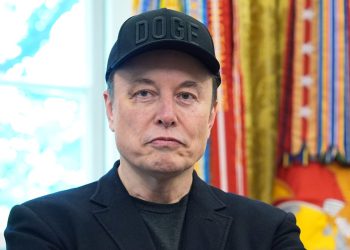 Misterija nad crno oko Elona Muska dok se pridružuje Trumpu u Ovalnom uredu za zbogom događaj