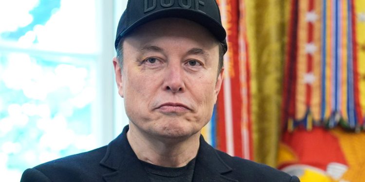 Misterija nad crno oko Elona Muska dok se pridružuje Trumpu u Ovalnom uredu za zbogom događaj