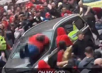 Moment heroj Liverpoolove navijače pokušavaju spriječiti vozača da se ugura u gužvu na nogometnoj paradi