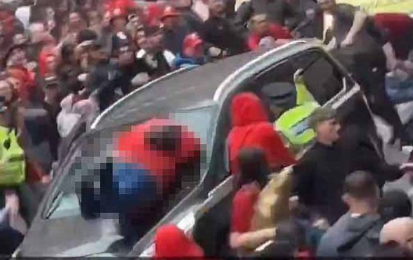 Moment heroj Liverpoolove navijače pokušavaju spriječiti vozača da se ugura u gužvu na nogometnoj paradi