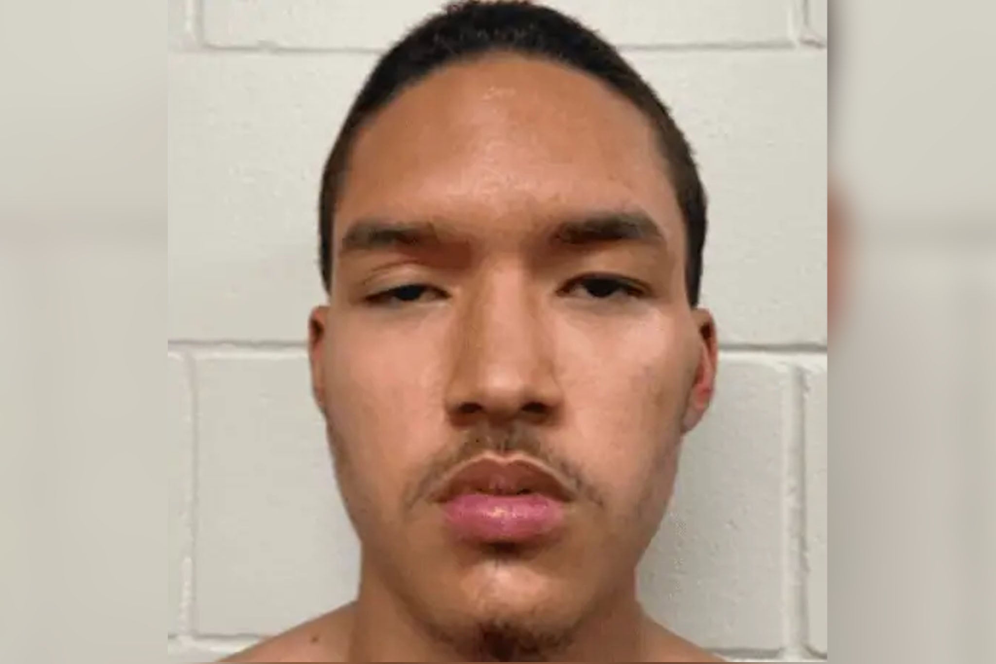 Moses Ojeda, 18, rekao je policajcima da je osoba koju je izboden bio dobra osoba, ali čuo je glasove u glavi govoreći mu da ga ubije, rekao je šerif