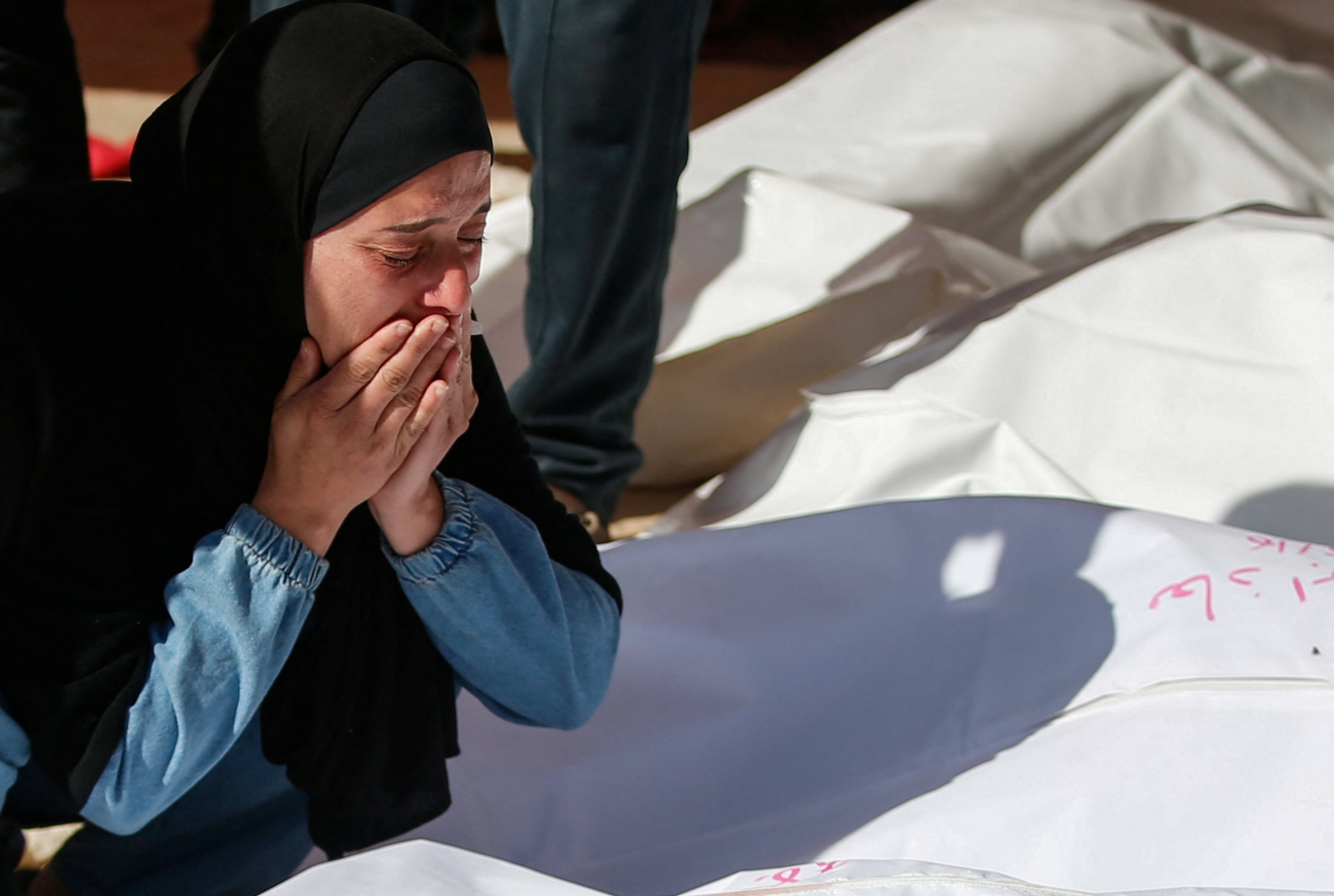 Ožalošćeni reagiraju tijekom sprovoda Palestinaca ubijenih u izraelskim štrajkovima, u Beit Lahia