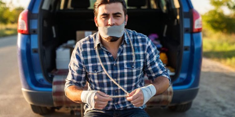 Muškarca oteli u Labinu, pa prijetnjama i nasiljem tražili novac, a potom ga ubacili u prtljažnik