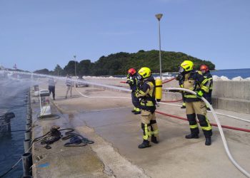 NIJEMAC OZLIJEĐEN U POŽARU Potpuno izgorjelo plovilo u Poreču, a drugo oštećeno
