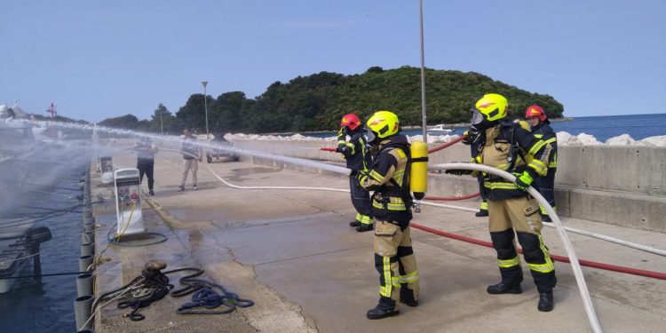 NIJEMAC OZLIJEĐEN U POŽARU Potpuno izgorjelo plovilo u Poreču, a drugo oštećeno