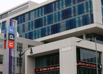 NPR tuži Trumpa zbog ‘Ovlaštenja udžbenika’ zbog smanjenja sredstava: ‘Ovaj vuk dolazi kao vuk’