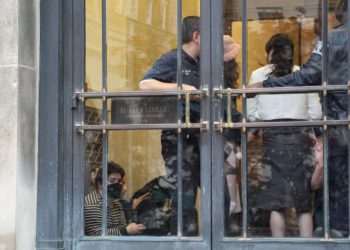 NYPD RIOT policija uhićenje Palestine prosvjednici koji su okupirali knjižnicu Columbia dok sveučilište pregovara s Trumpovom administracijom zbog financiranja