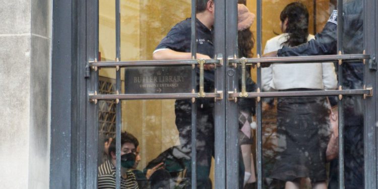 NYPD RIOT policija uhićenje Palestine prosvjednici koji su okupirali knjižnicu Columbia dok sveučilište pregovara s Trumpovom administracijom zbog financiranja
