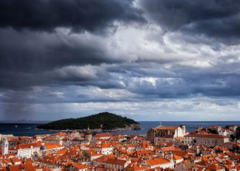 Na Jadranu danas kišovito i vjetrovito, ponegdje i nevrijeme