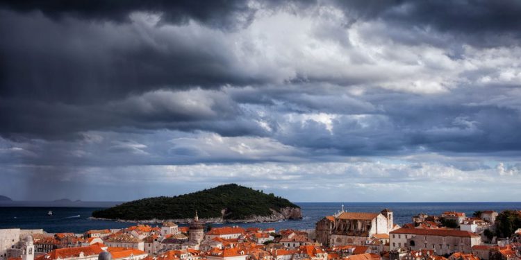 Na Jadranu danas kišovito i vjetrovito, ponegdje i nevrijeme