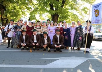 Na Stradunu folklorna smotra “Na Neretvu misečina pala”