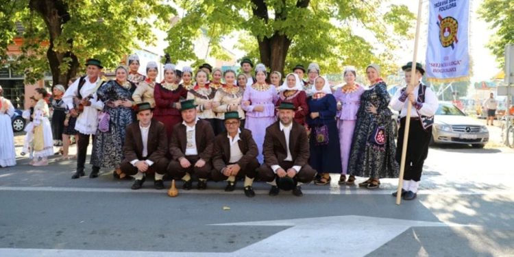 Na Stradunu folklorna smotra “Na Neretvu misečina pala”