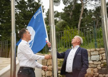 Na makarskoj gradskoj plaži podignuta Plava zastava