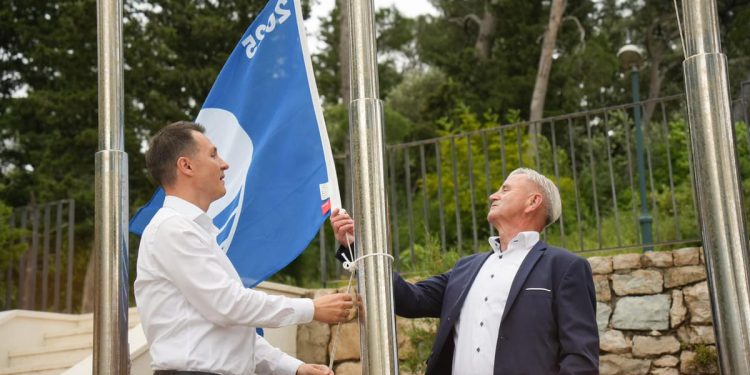 Na makarskoj gradskoj plaži podignuta Plava zastava