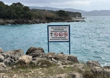 Na području grada Krka osvanule table koje brane kupanje, ronjenje i ribolov. Istražili smo je li ovo legalno!