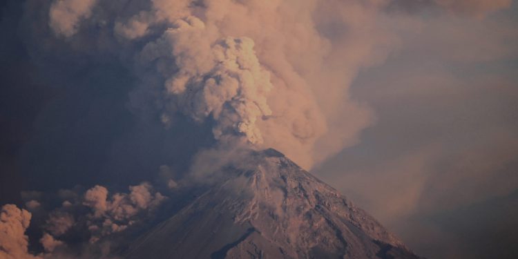 Naglo se probudio ogromni vulkan i zaprijetio: ‘Već sutra može eruptirati’