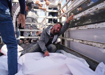 Najmanje 23 osobe ubijene izraelskim štrajkovima u Gazi, jer Izrael omogućuje minimalnu pomoć u