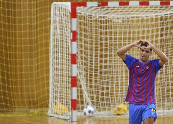 Nakon autogola gostiju, tako je bilo i u polufinalu, krenula je u Gospinom polju s Lapada bura i otpuhala suparnika