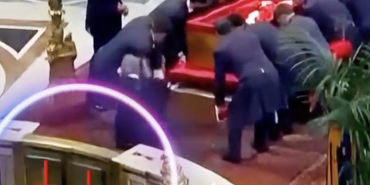 Nakon sprovoda, uzbuna: Obrnuti križevi u Vatikanu, evo o čemu se radi