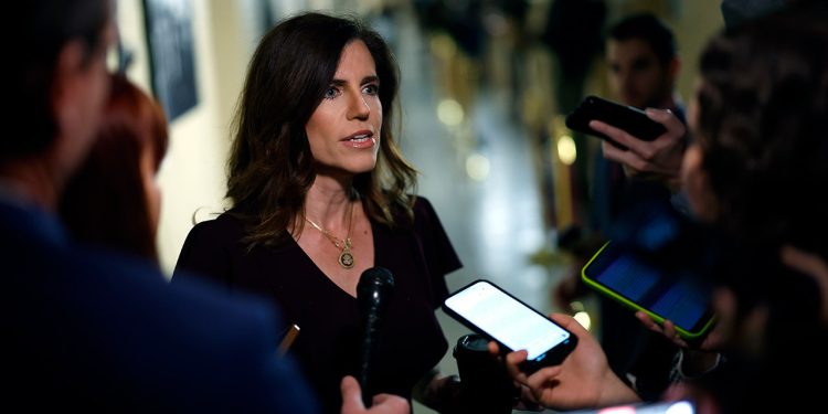 Nancy Mace negira tvrdnje o računima “Burner”, poziva optužere “gorke exe”