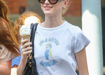 Naomi Watts ‘Model Child Kai Schreiber nosi majicu’ Ja sam mali anđeo ‘dok dobiva sladoled na vrući dan u New Yorku