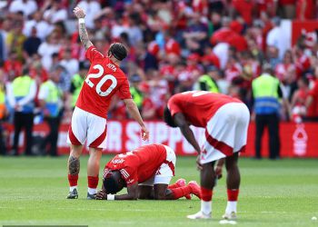 Napadač šuma Nottingham Taiwo Awoniyi odveo se u bolnicu na hitnu operaciju nakon sudara s postom tijekom 2-2 izvlačenja s Leicesterom