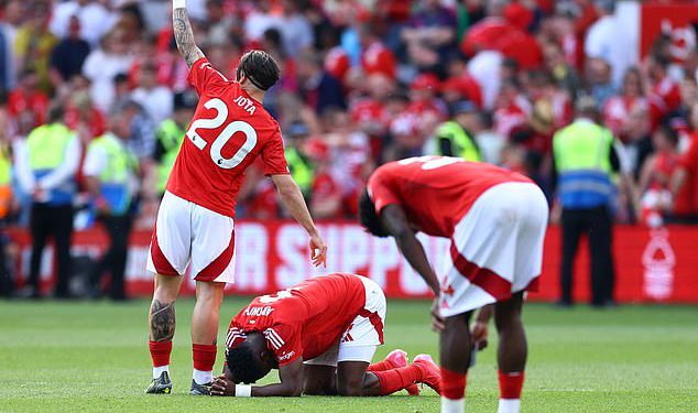 Napadač šuma Nottingham Taiwo Awoniyi odveo se u bolnicu na hitnu operaciju nakon sudara s postom tijekom 2-2 izvlačenja s Leicesterom