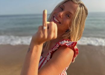 Napravljena u Chelseajevom Frankie Gaff zaruči se dok njezin dečko Jamie Dickerson postavlja pitanje o obiteljskom odmoru natopljenom suncu