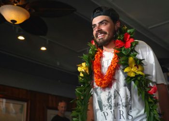Napustio je posao kako bi otplovio iz Oregona sa svojom mačkom. Dočekali su ih navijači na Havajima