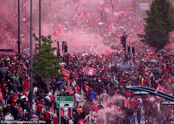 Navijači Liverpoola putuju u svojim tisućama iz Birminghama, Crewea i šire kako bi postrojili ulice i proslavili naslov dok se Trent Alexander-Arnold posljednji put oprosti