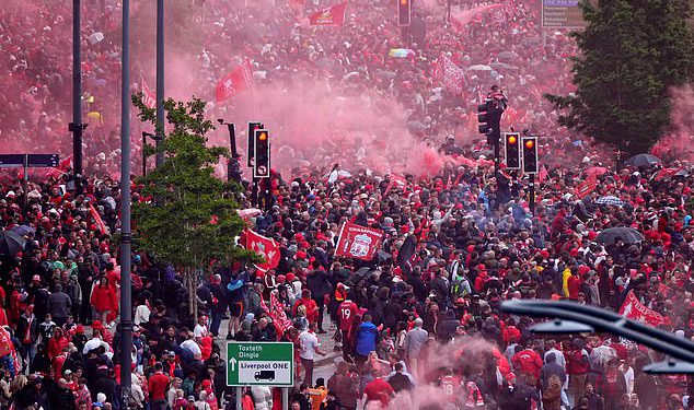 Navijači Liverpoola putuju u svojim tisućama iz Birminghama, Crewea i šire kako bi postrojili ulice i proslavili naslov dok se Trent Alexander-Arnold posljednji put oprosti