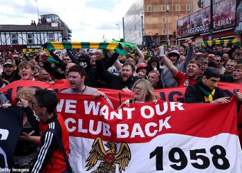 Navijači Man Uniteda pokreću veliki prosvjed protiv glazera prije sukoba Aston Villa – dok se sir Jim Ratcliffe drži podalje od Old Trafforda