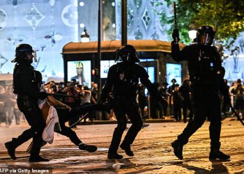 Navijači PSG -a suzali su i automobili zapaljeni dok proslave Lige prvaka prolaze nakon povijesne pobjede nad Inter Milanom