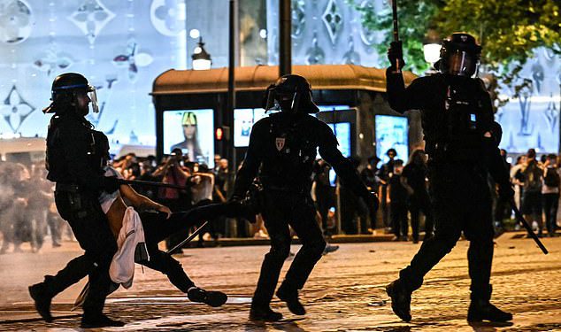 Navijači PSG -a suzali su i automobili zapaljeni dok proslave Lige prvaka prolaze nakon povijesne pobjede nad Inter Milanom