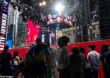 Navijači boksača eksplodiraju ‘sramotno’ postavljanje na Times Squareu što znači da javnost ne može gledati nijednu akciju