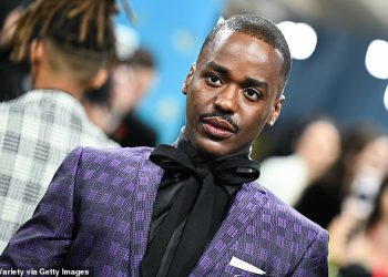 Ncuti Gatwa promovira Euroviziju inspiriranu epizodu Doctor Who samo nekoliko sati nakon što se povukao iz predstavljanja Grand Final Contest – usred nagađanja da je prestao nad Izraelom
