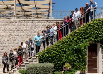 Nekad učionica, danas hotel: U Kazbeku se nakon 60 godina okupila školska ekipa