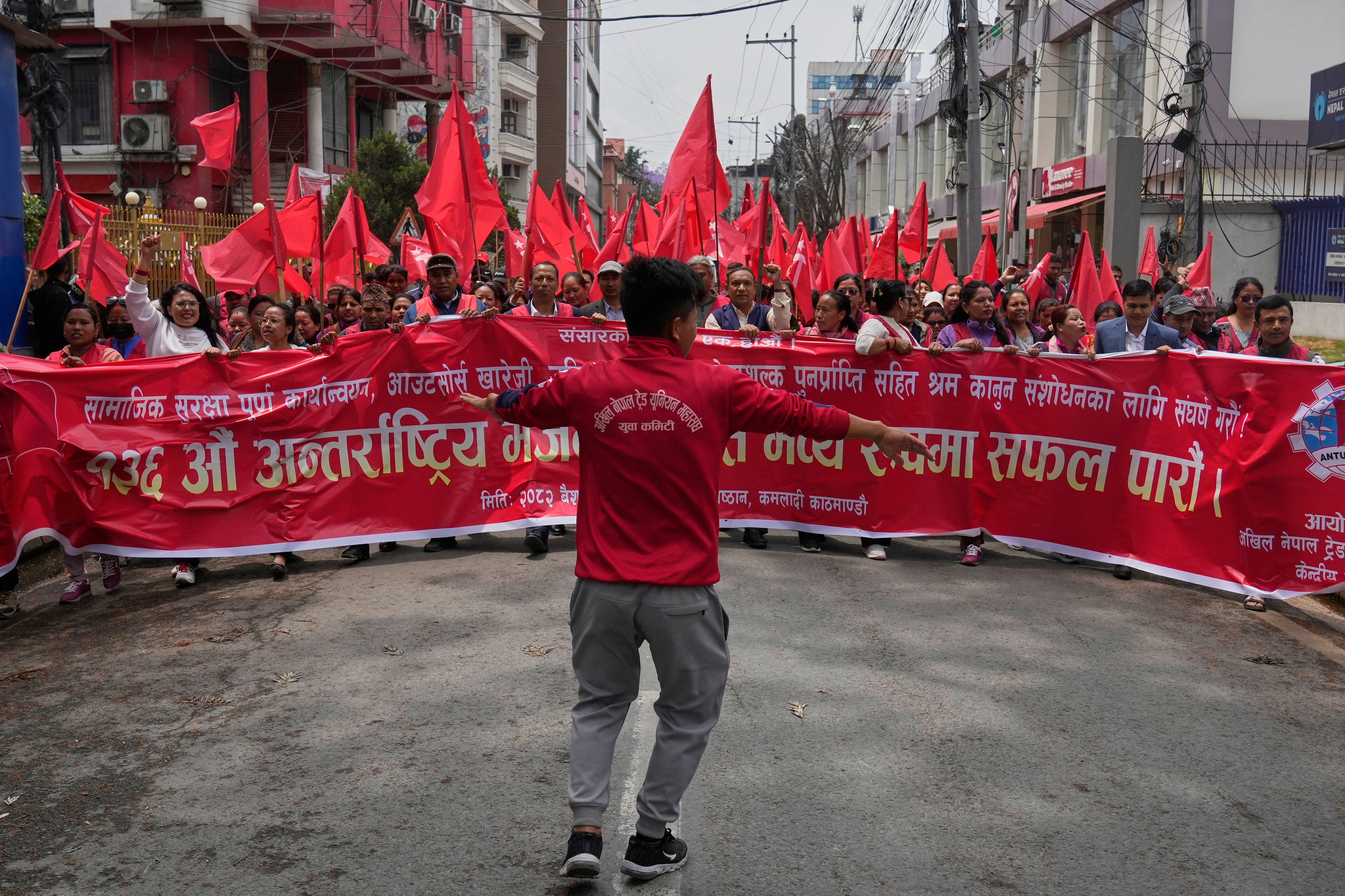 Radnici povezani s Komunističkom partijom Nepala (maoistički centar) sudjeluju u svibnom skupu u Katmanduu, Nepal, četvrtak, 1. svibnja 2025. (AP Photo/NiRjan Shrestha)