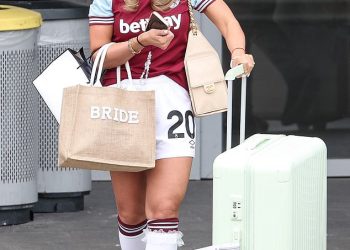 Nevjesta Dani Dyer nosi nogometni komplet West Ham u čast svog nogometaša zaručnika Jarroda Bowena dok stiže na Ibizu za svoj drugi kokoš